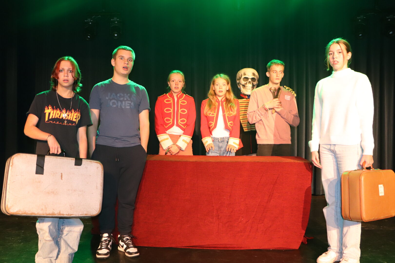 Theater Estafette door Kindertheatergroep 2 en Jongerentheatergroep 3B